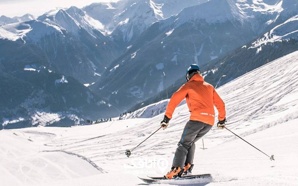 مردی درحال اسکی در پیست اسکی شیرباد مشهد