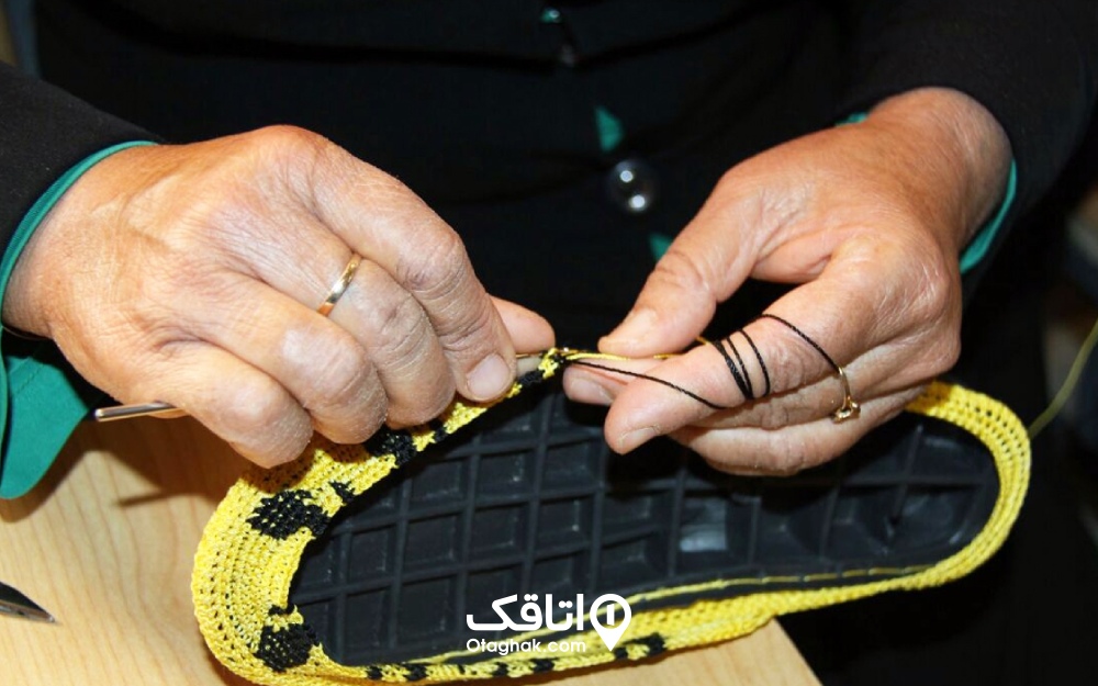 گیوه‌بافی یکی از قدیمی‌ترین سوغات و صنایع دستی ایلام