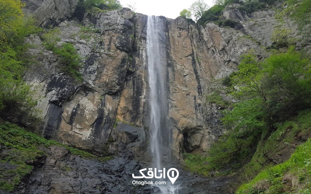 آبشار لاتون، آبشار بلندقامت که در اوایل پاییز منتظر ملاقات‌کنندگان است.