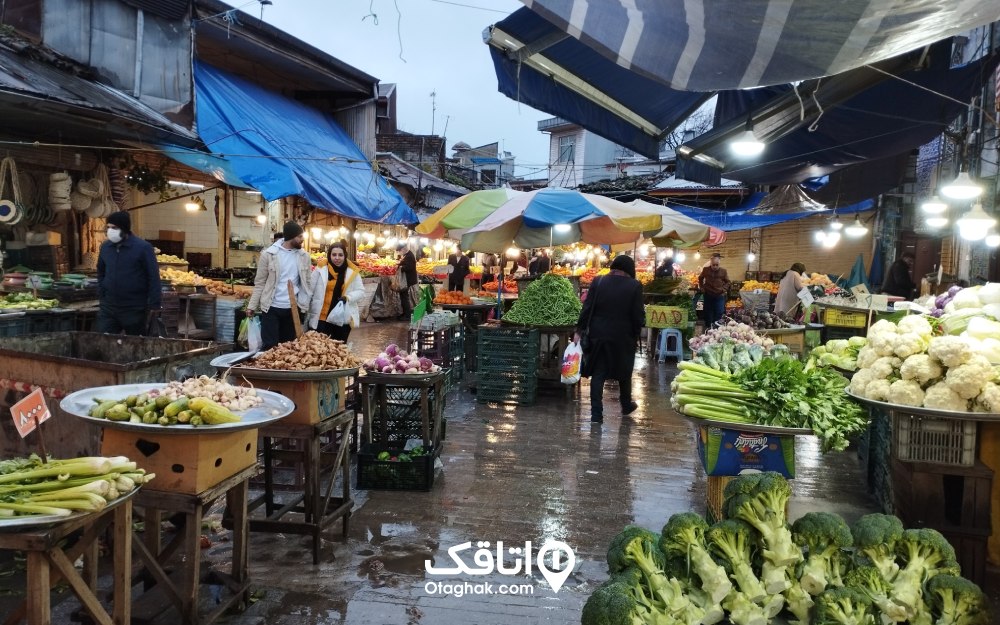 بازار رشت یکی از جذاب‌ترین جاهای تفریحی نزدیک به تالاب عینک رشت است.