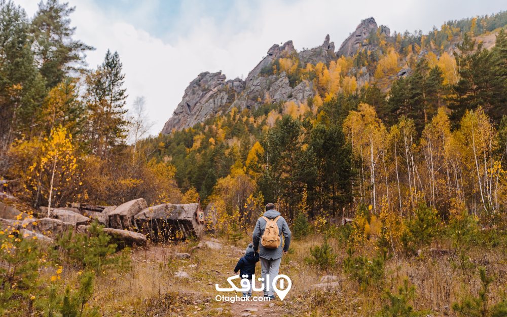 نمایی از پدر و فرزندی که در فصل پاییز طبیعت‌گردی می‌کنند