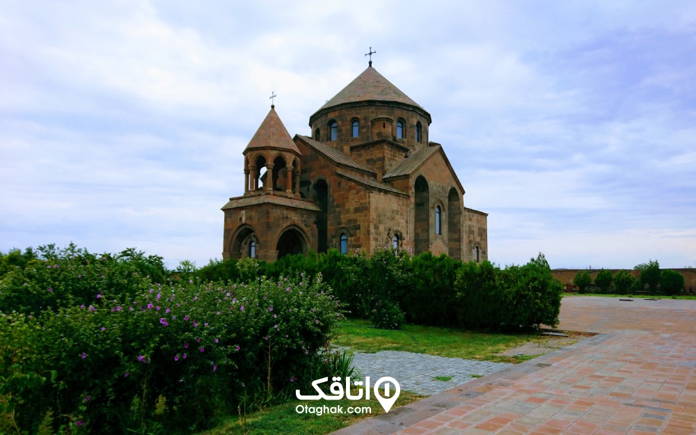 نمایی از یکی از کلیساهای مشهور ارمنستان در روز