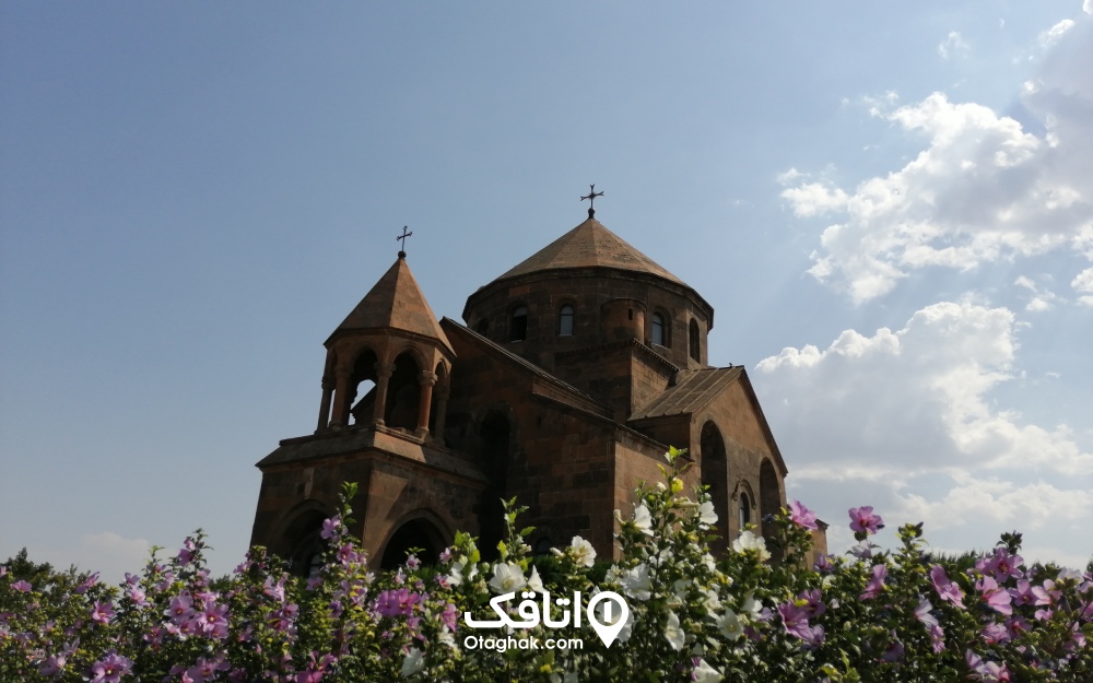 نمایی از یکی از کلیساهای ارمنستان در یک روز بهاری