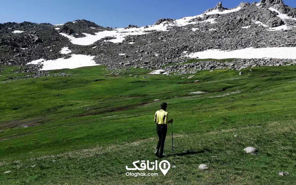 نمایی از دشت میشان همدان در روز و کوهنوردی که از آن می گذرد