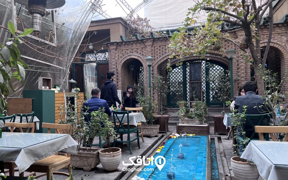 نمایی از داخل حیاط خانه فاموری تهران در یک روز زمستانی