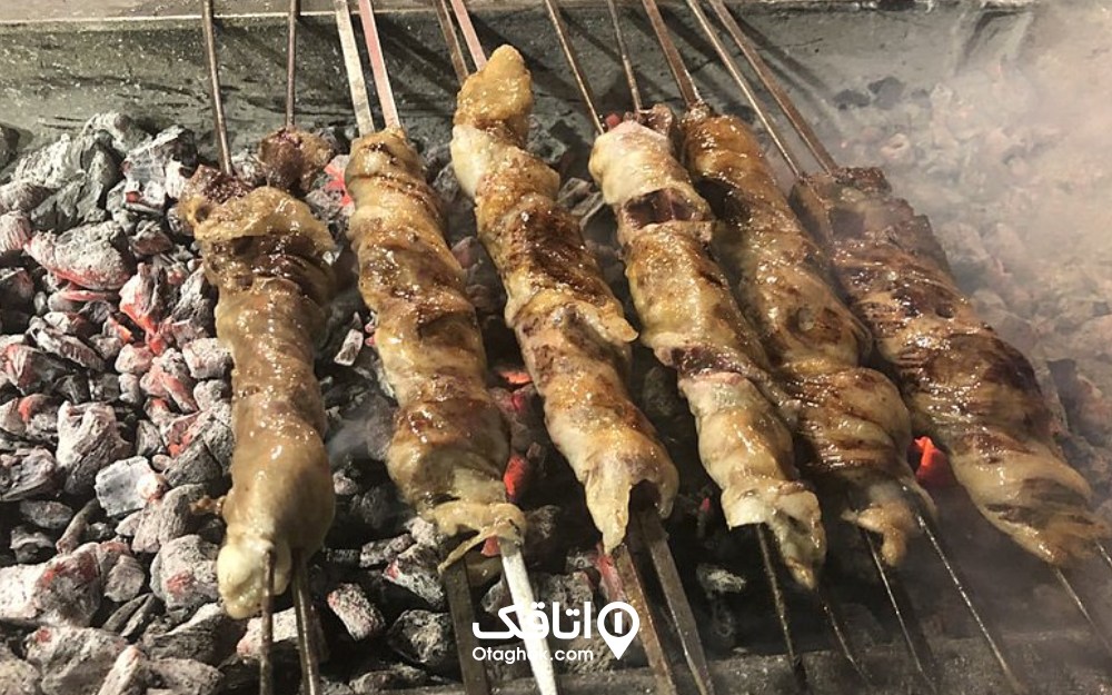 جگروز از جگر پیچیده شده در لایه‌از چربی درست می‌شود.