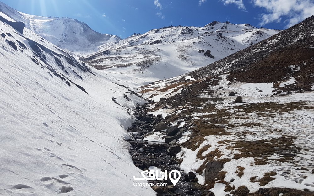 نمایی از کوه‌های پیست اسکی تاریک دره در نزدیکی همدان