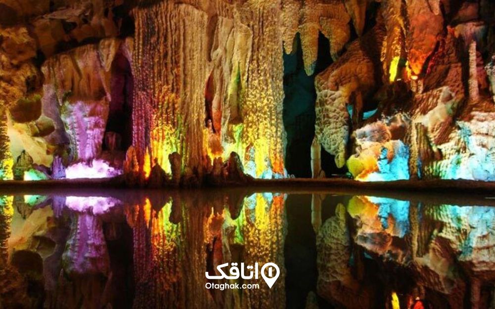 تصویری از فضای داخلی غار علیصدر همدان در شب با نورپردازی