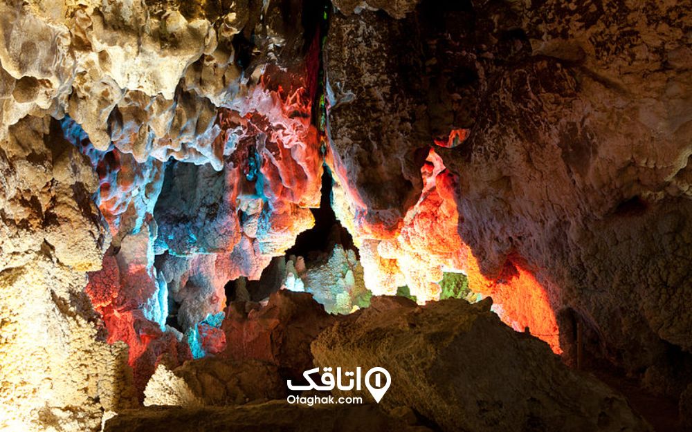 فضای رنگارنگ و زیبای غار چال ‌نخجیر دلیجان