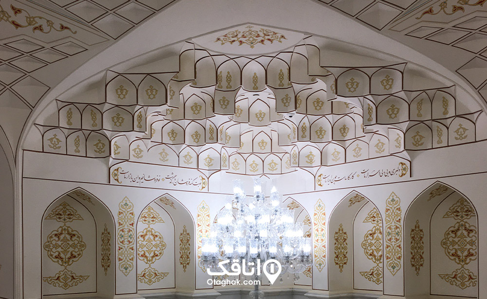 نمایی از گچ بری ها و چلچراغ های تیمچه حاج علی اکبر ایران مال