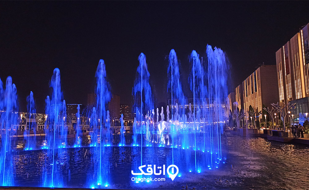 نمایی از فواره های موزیکال و چراغ های دریاچه ایران مال
