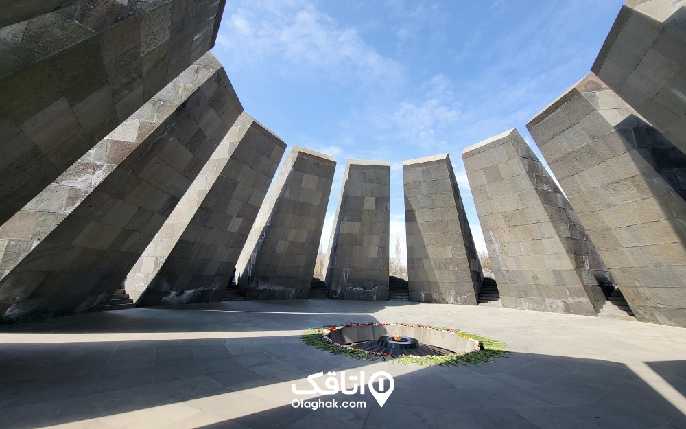 نمایی از فضای داخلی بنای یادبود نسل کشی ارامنه در روز