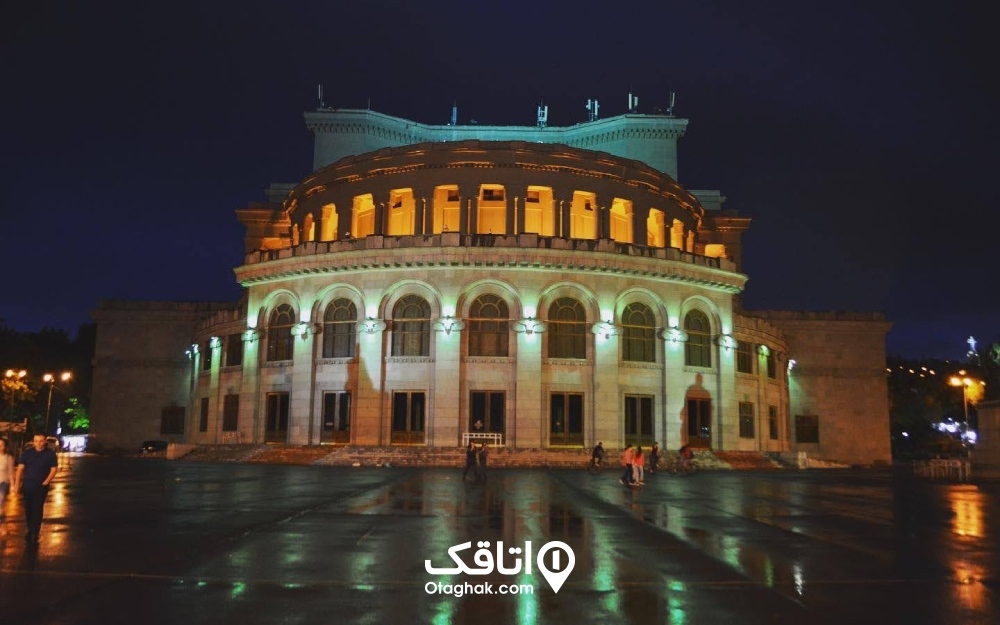 نمایی از روبروی خانه اپرای ارمنستان در شب
