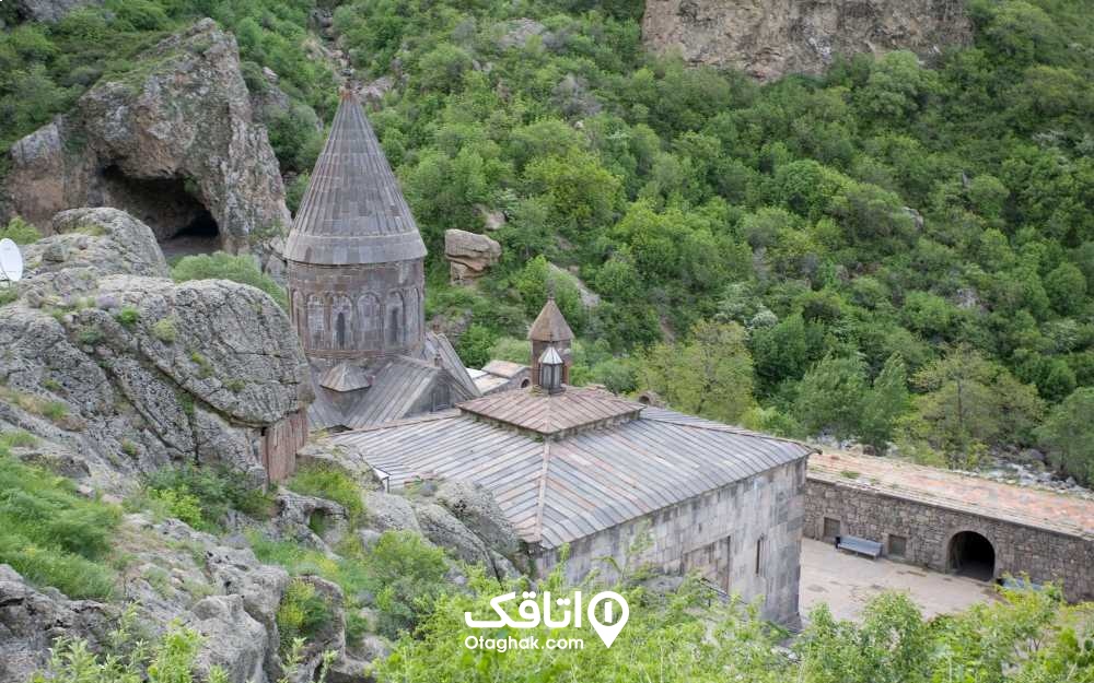 نمایی از صومعه گغارد در روز