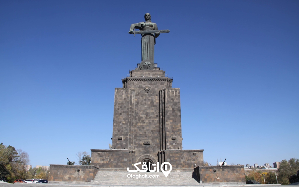 نمایی از روبروی مجسمه مام ارمنستان در روز