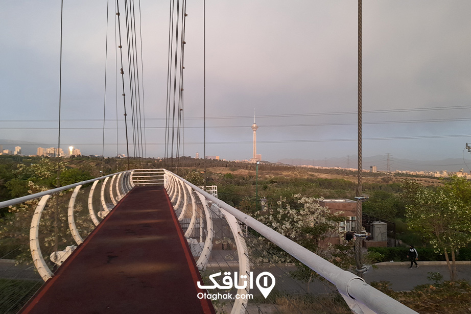 پل معلق نهج البلاغه بوستان پردیسان را به پارک نهج البلاغه وصل می‌کند.