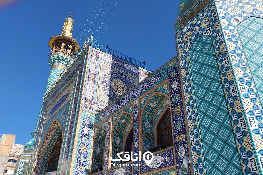 تصویری از کاشی‌های فیروزه‌ای و زیبای امامزاده صالح (ع)