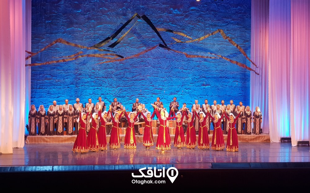 نمایی از اجرای رقص محلی ارمنستان در خانه اپرا