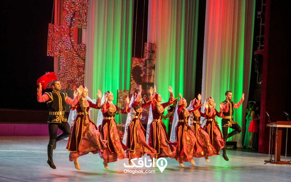 نمایی از چند رقاص که رقص محلی ارمنستان را در خانه اپرای ارمنستان (یکی از مشهورترین مراکز تفریحی ایروان) انجام می دهند.
