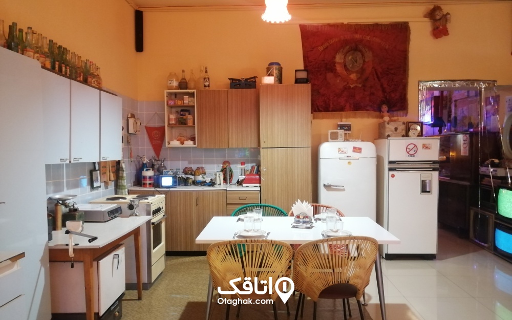 نمایی از آشپزخانه ای به سبک شوروی دهه هشتاد میلادی در کلوپ شوروی ایروان