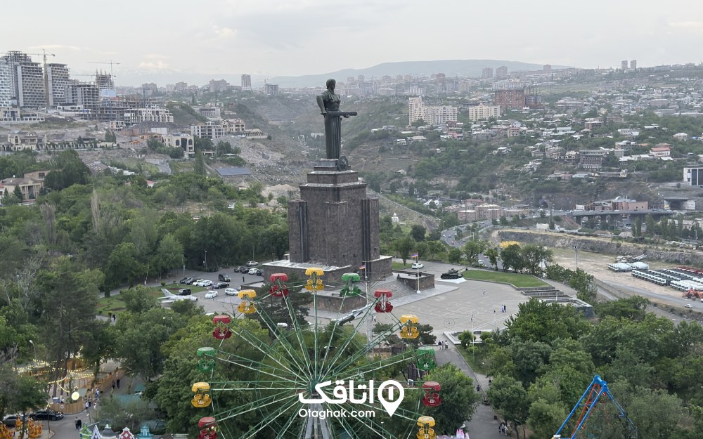 نمایی از مجسمه مام ارمنستان در وسط پارک پیروزی ایروان