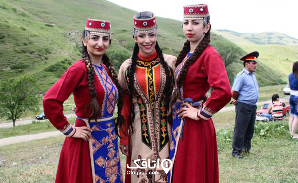 تصویری از 3 زن ارمنی با لباس‌های محلی ارمنستان