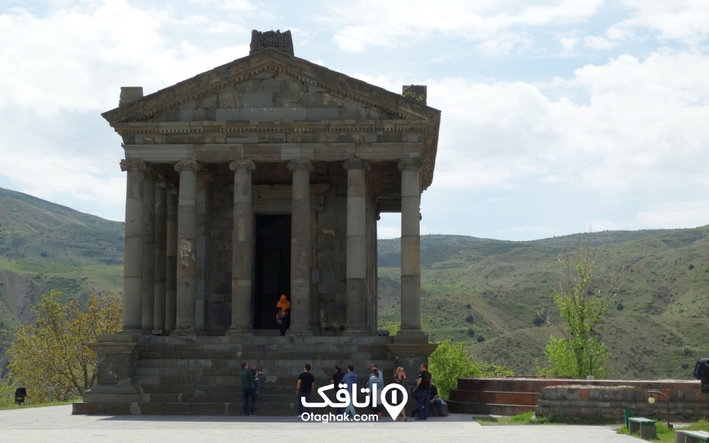 نمایی از معبد گارنی از روبرو و در روز