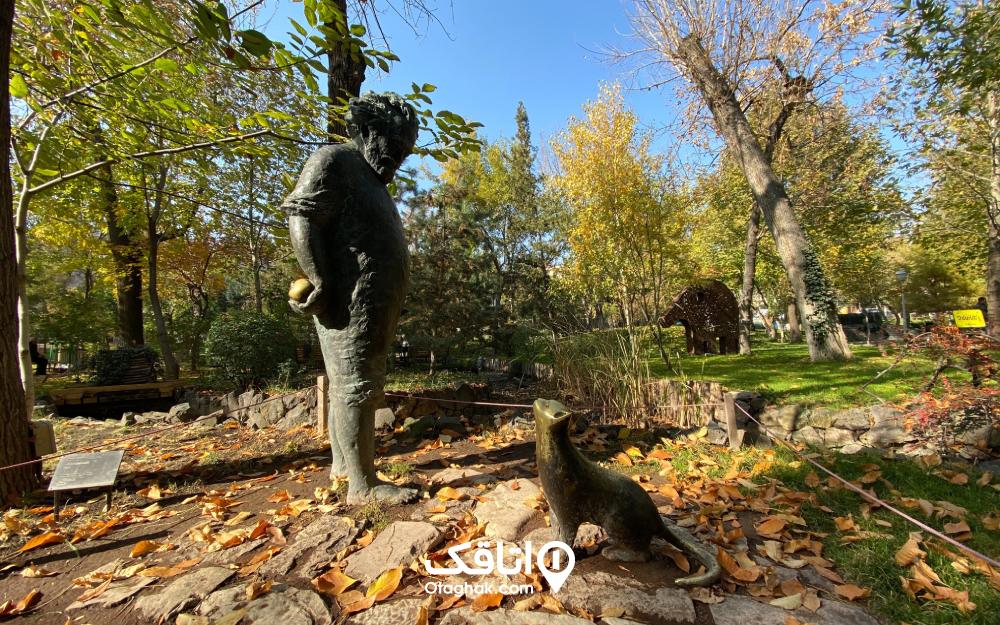 نمایی از مجسمه پیرمرد و گربه در پارک عشاق ایروان