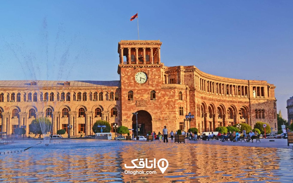 نمایی از میدان جمهوری، یکی از مشهورترین جاهای دیدنی ایروان در روز