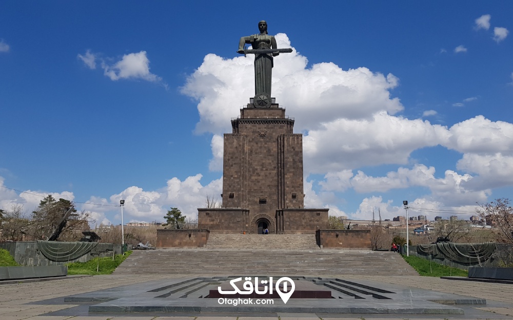 نمایی از مجسمه مام ارمنستان در روز، یکی از نمادها و جاهای دیدنی ایروان