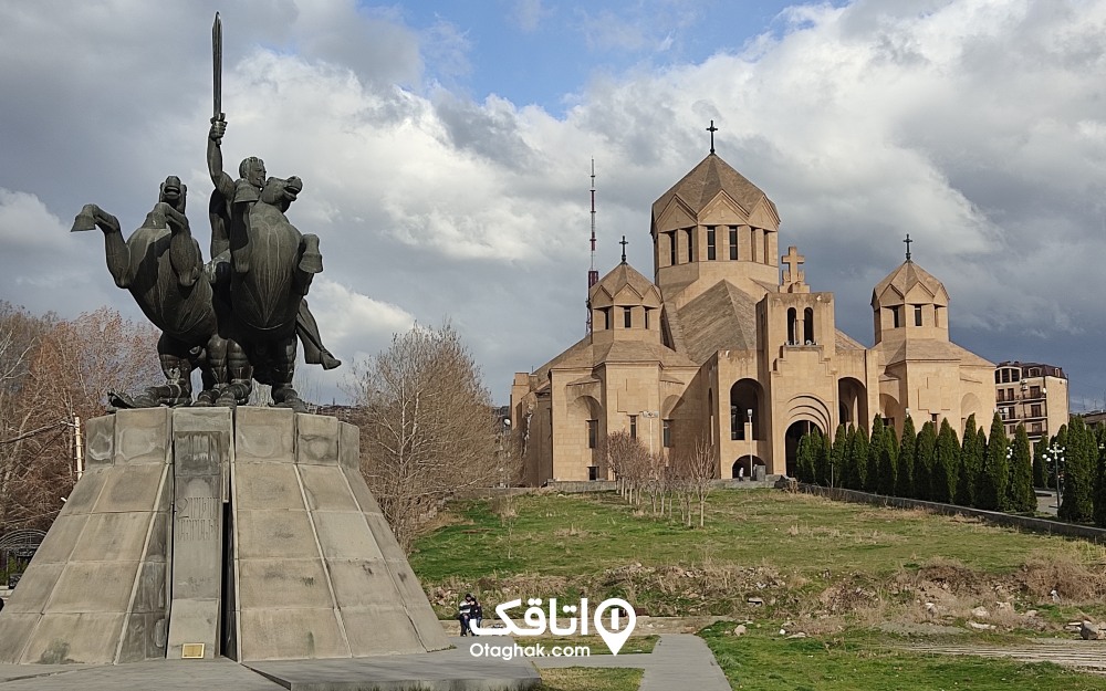 نمایی از کلیسای جامع سنت گریگور و مسجمه اطراف آن در روز