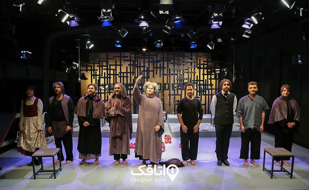 لذت تئاتر در سالن نمایش را تجربه کنید.