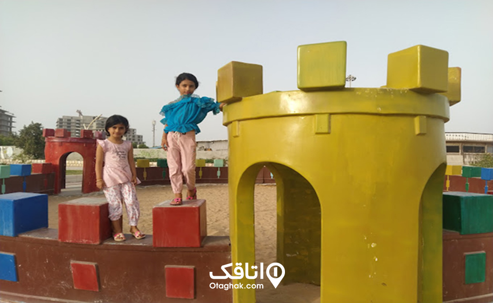 زمین بازی کودکان و بزرگسالان
