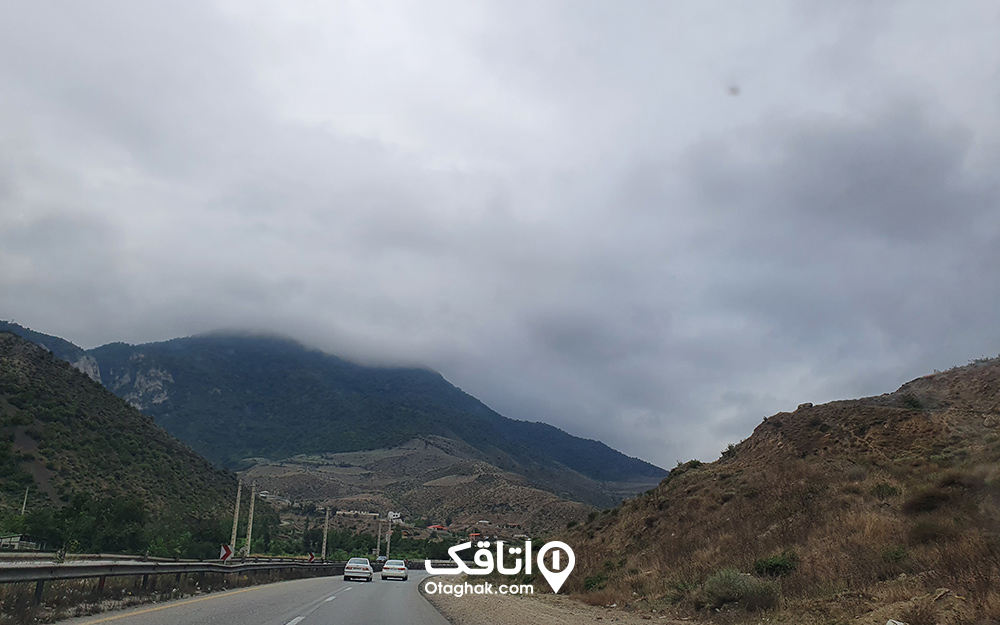 تصویری از جاده فیروزکوه در مسیر سفر به شمال با ماشین شخصی