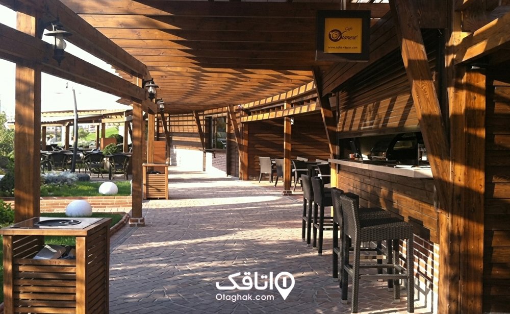 فودکورت راه چوبی