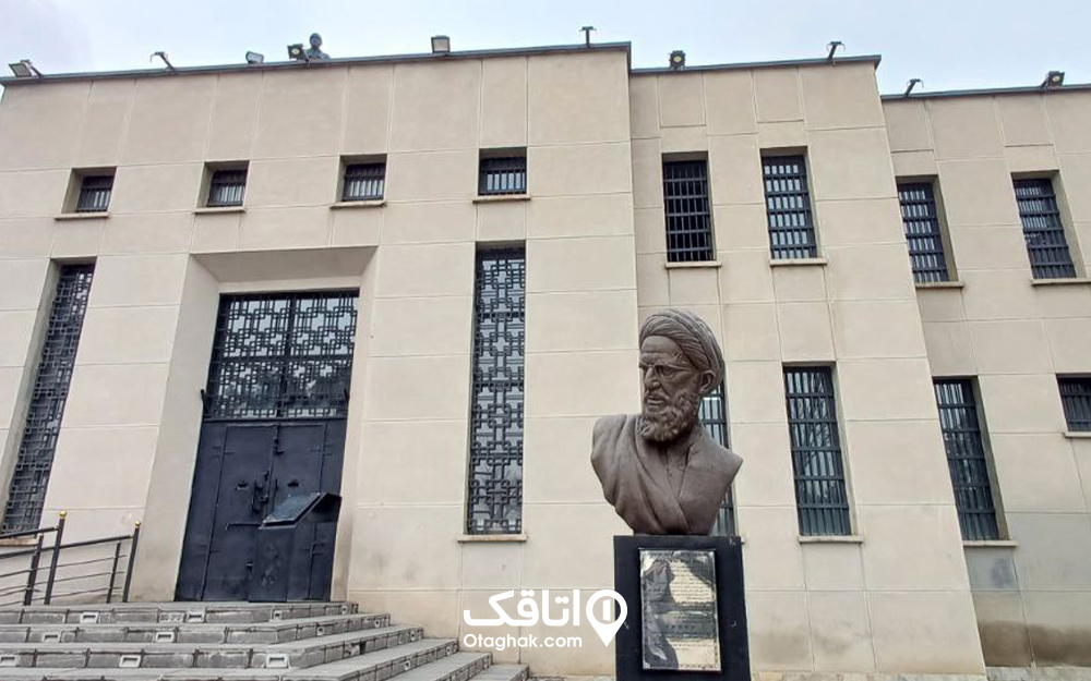 برای بازدید از موزه قصر باید به خیابان شهدای ناجا و میدان پلیس برویم.