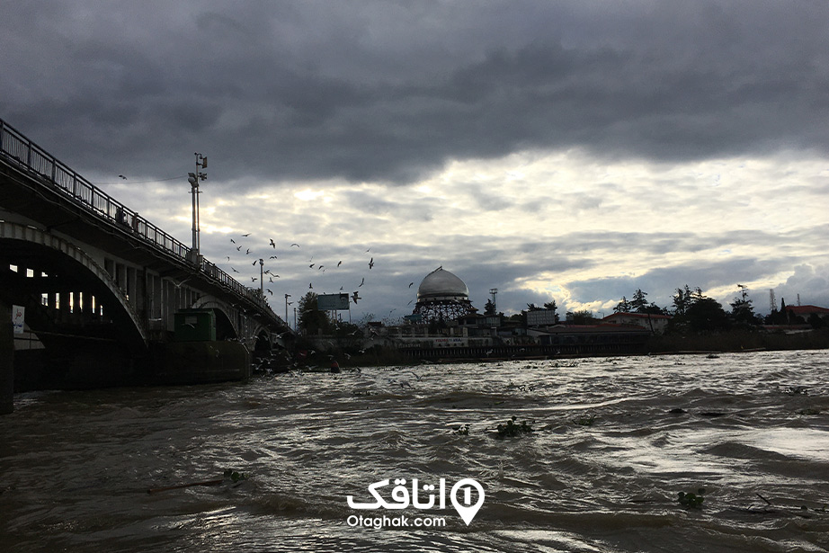 تصویری از آسمان ابری بندر انزلی از زاویه تالاب انزلی