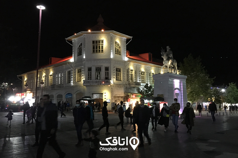میدان شهرداری رشت در همه فصل‌ها از جمله زمستان زیباست.
