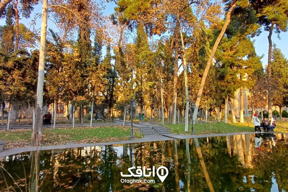 باغ نگارستان در نزدیکی میدان بهارستان خیابان شریعتمدار قرار دارد.