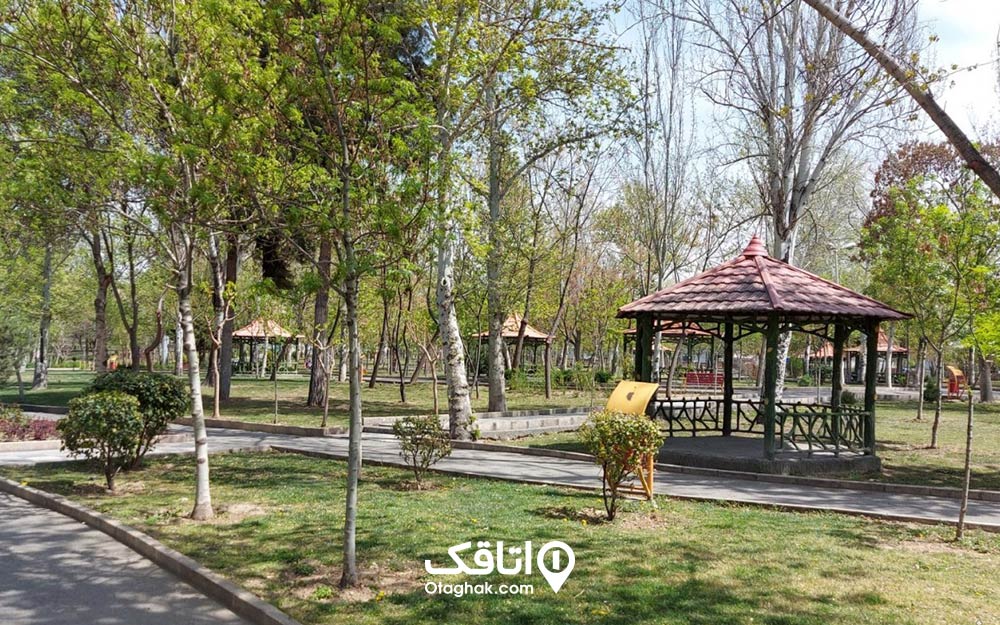 در گوشه و کنار پارک بعثت آلاچیقهایی برای استراحت وجود دارد.