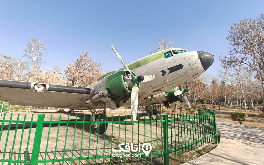 داکوتا نام هواپیمای بازنشسته در پارک بعثت است.