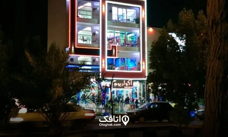نمای بیرونی رستوران آکواریوم خرمشهر در شب