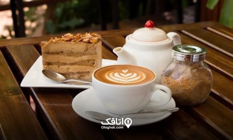 یک فنجان قهوه و کیک 