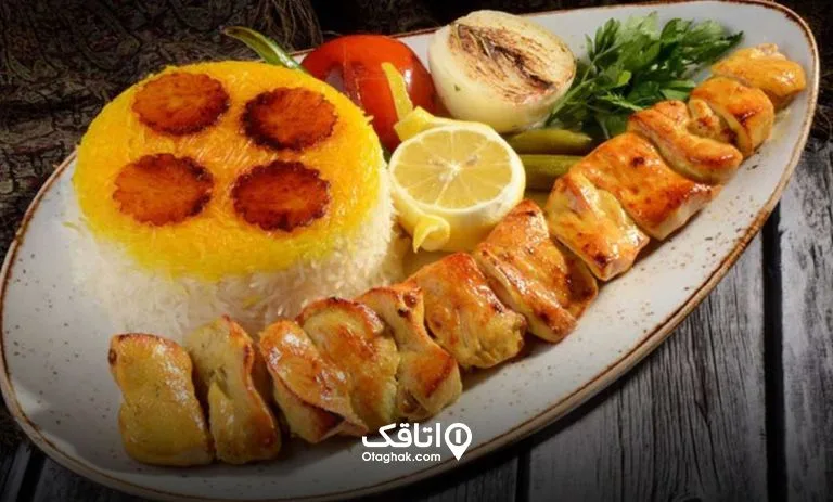 یک سینی جوجه کباب با برنج و دورچین