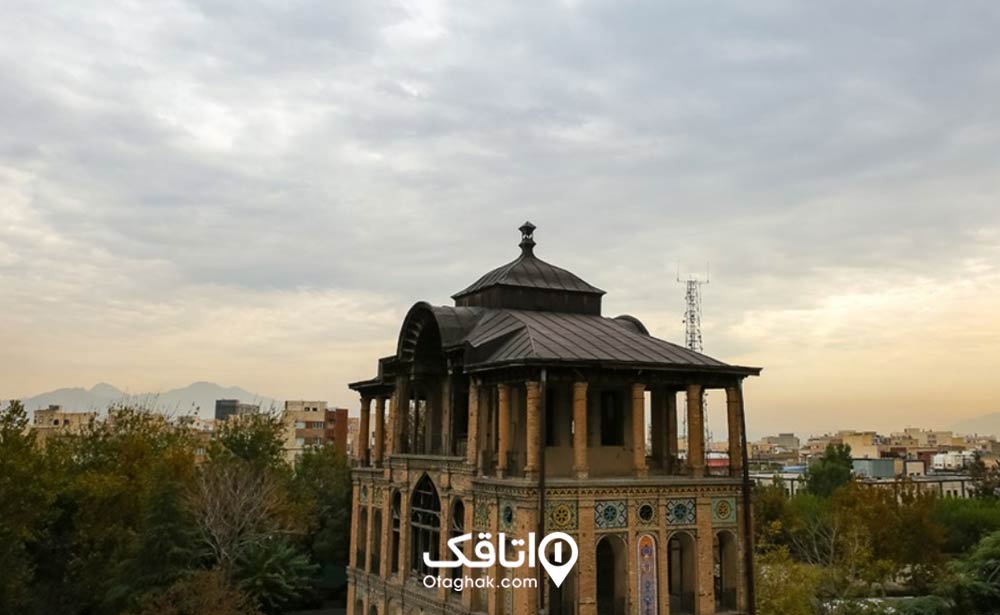 بهار، بهترین قاب برای تماشای بنای کلاه فرنگی عشرت آباد است.