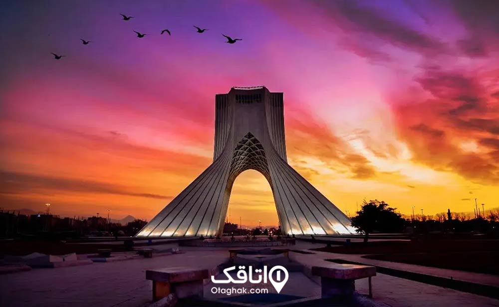 برج آزادی زیر نور طلایی خورشید