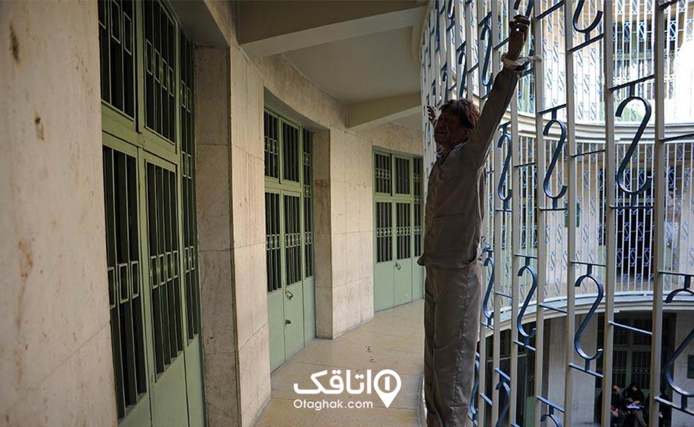 آویزان کردن زندانیان از نرده‌های طبقات فوقانی مشرف به حیاط